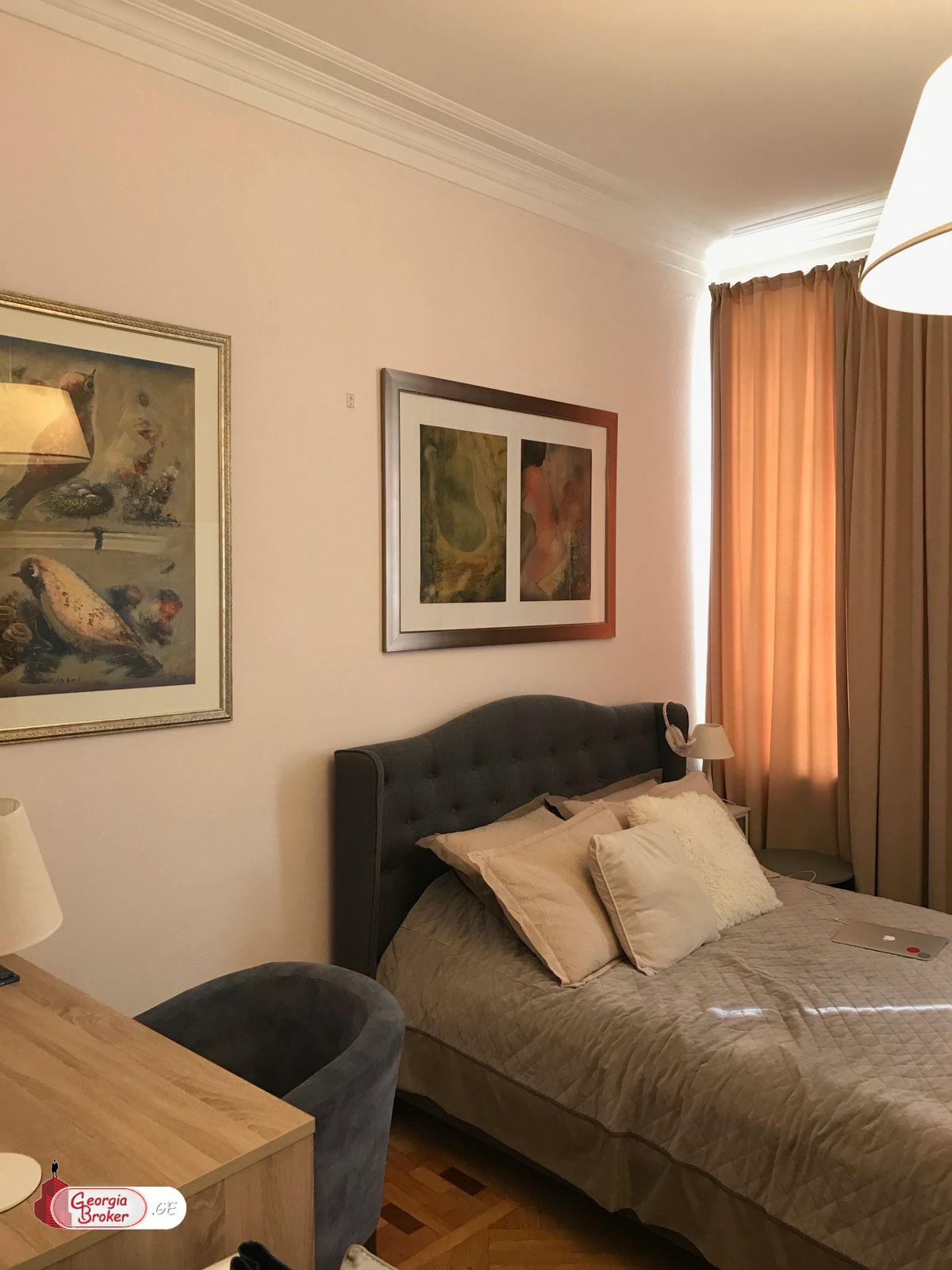 იყიდება ახალი გარემონტებული 10 ოთახიანი სახლი ვაკეში